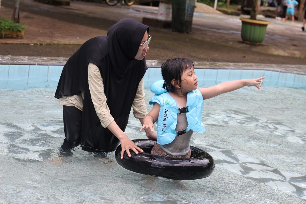 Abadikan kenangan indahmu di HP menjadi cetakan foto fisik yang abadi.